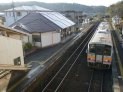 亀甲駅に着く